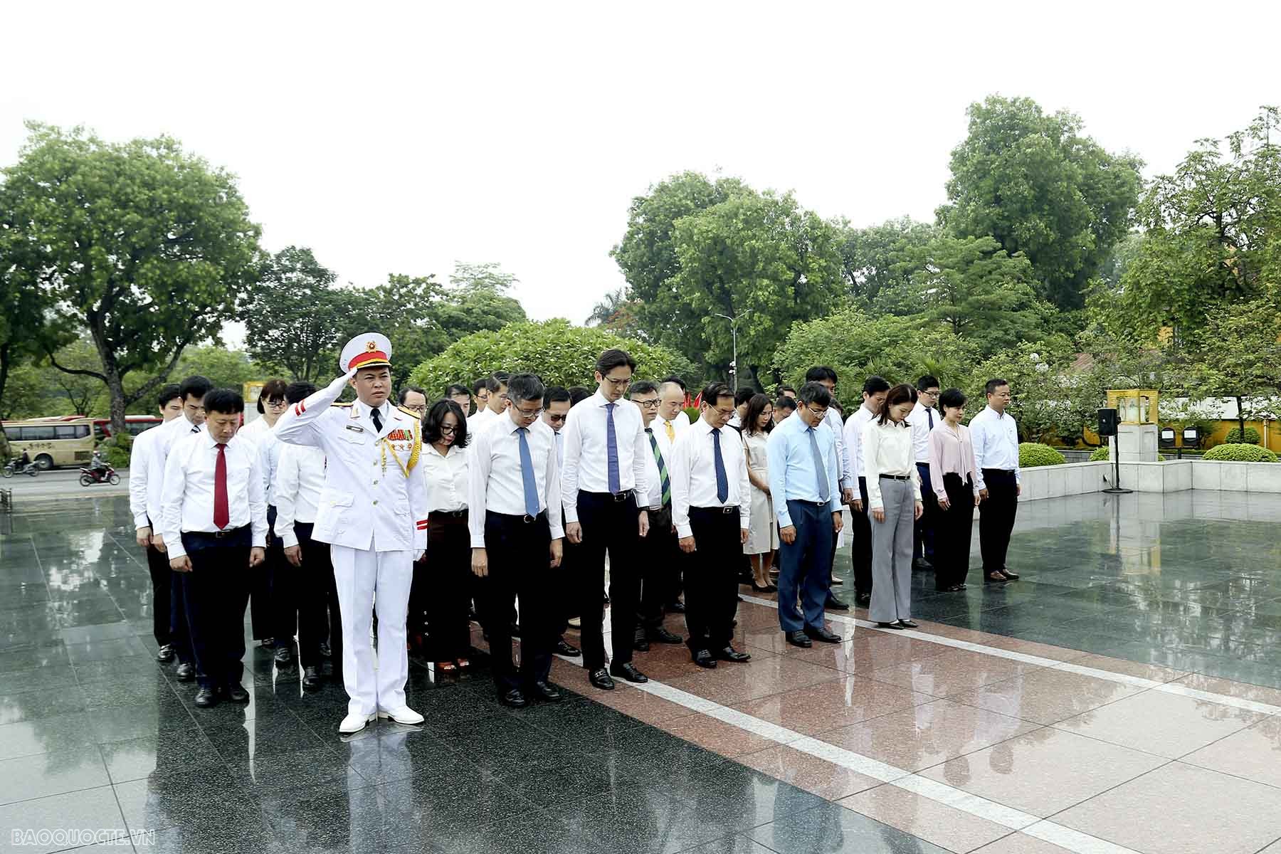 Foreign Ministry delegation laid wreath at President Ho Chi Minh's Mausoleum