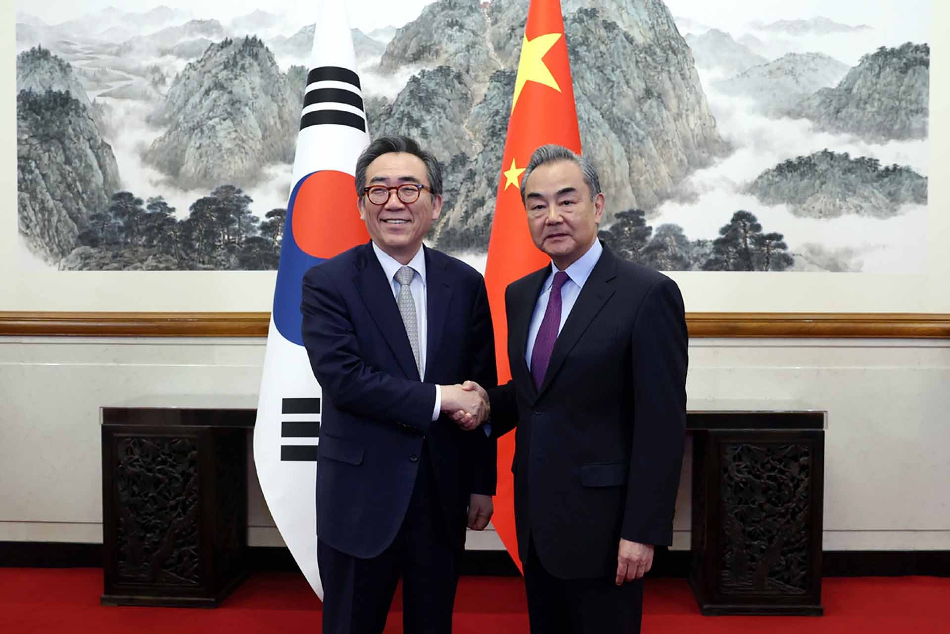 Ngoại trưởng Hàn Quốc Cho Tae Yul gặp người đồng cấp Trung Quốc Vương Nghị tại Bắc Kinh. (Nguồn: THX)