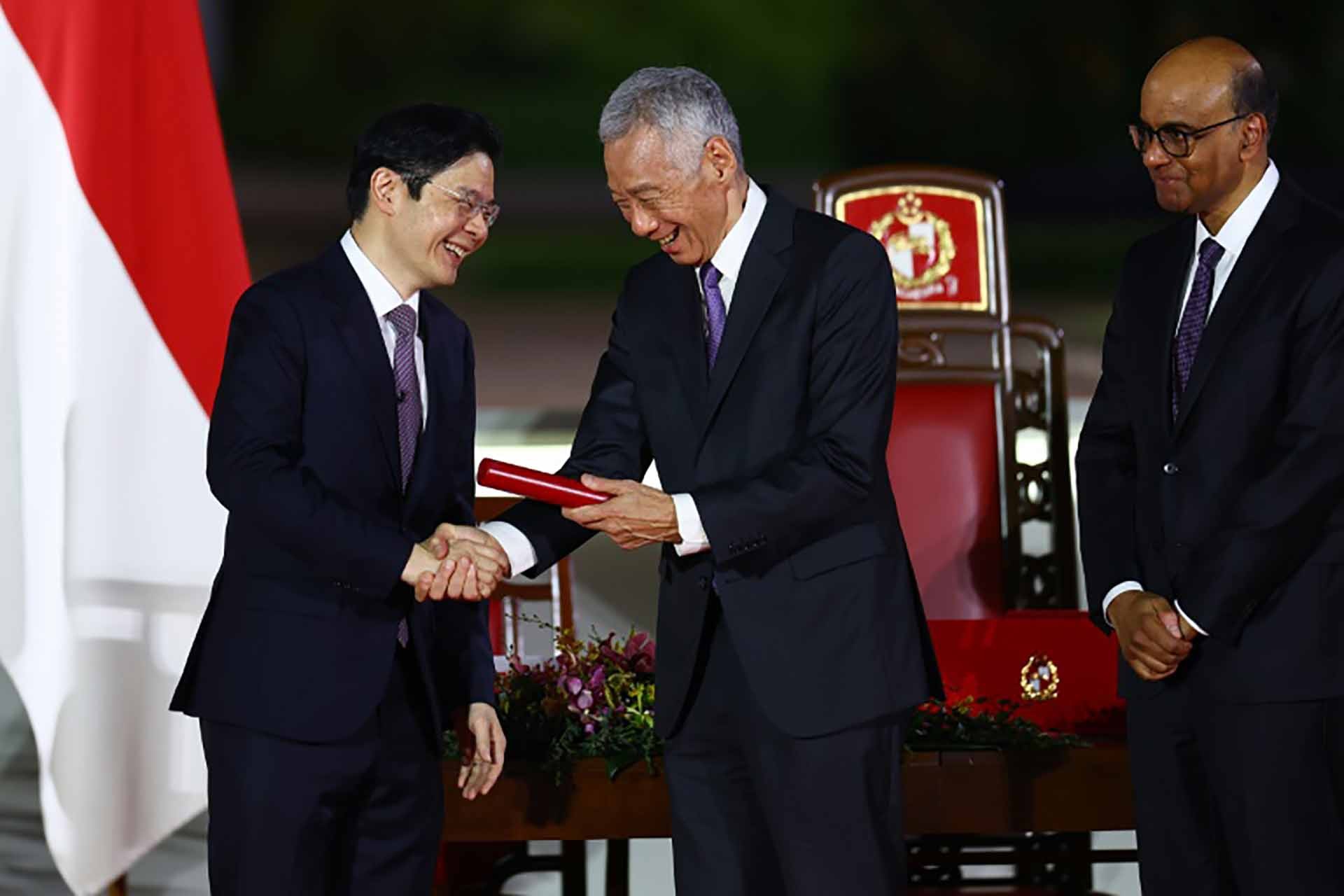 Tân Thủ tướng Singapore Lawrence Wong (ngoài cùng bên trái) và người tiền nhiệm Lý Hiển Long tại lễ tuyên thệ nhậm chức ngày 15/5. (Nguồn: AFP)