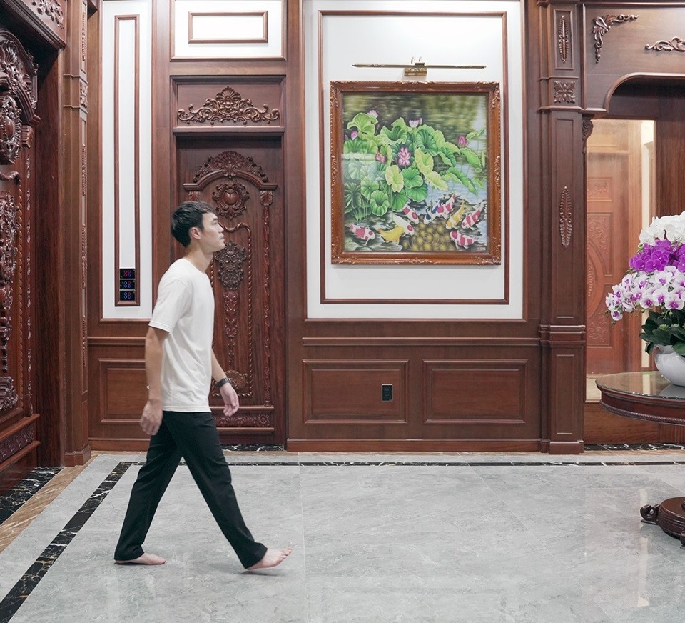 Nội thất phòng khách đa phần là gỗ thịt với những đường chạm khắc mang phong cách cổ điển. Đây là nơi Văn Toàn cùng người thân quây quần mỗi khi anh về nhà.
