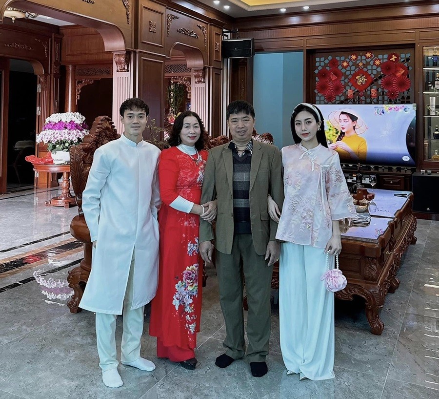 Văn Toàn cùng bố mẹ và em gái chụp ảnh tại phòng khách nhân dịp Tết Nguyên đán Giáp Thìn 2024.