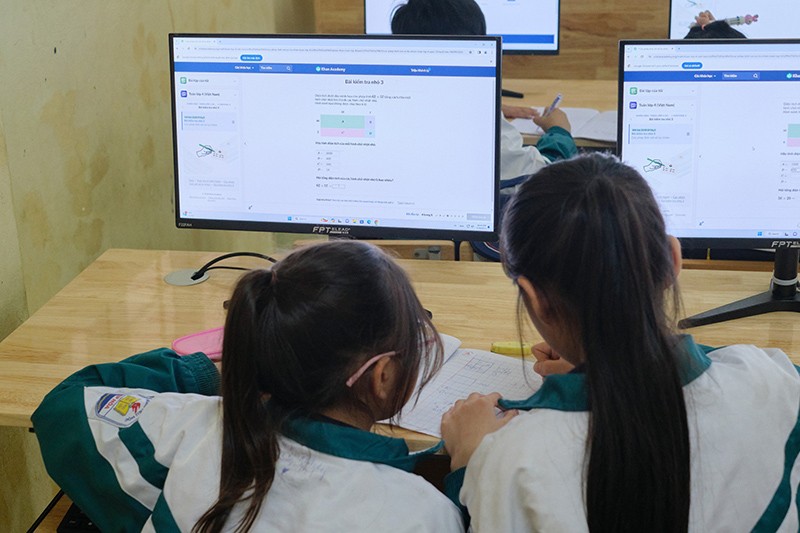 Các em học sinh tại trường Tiểu học Hợp Hòa - Tuyên Quang đang học tập trên nền tảng Khan Academy