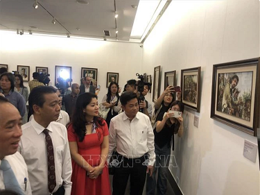 Painting exhibition on sentiment of OVs for President Ho Chi Minh opens in Hanoi
