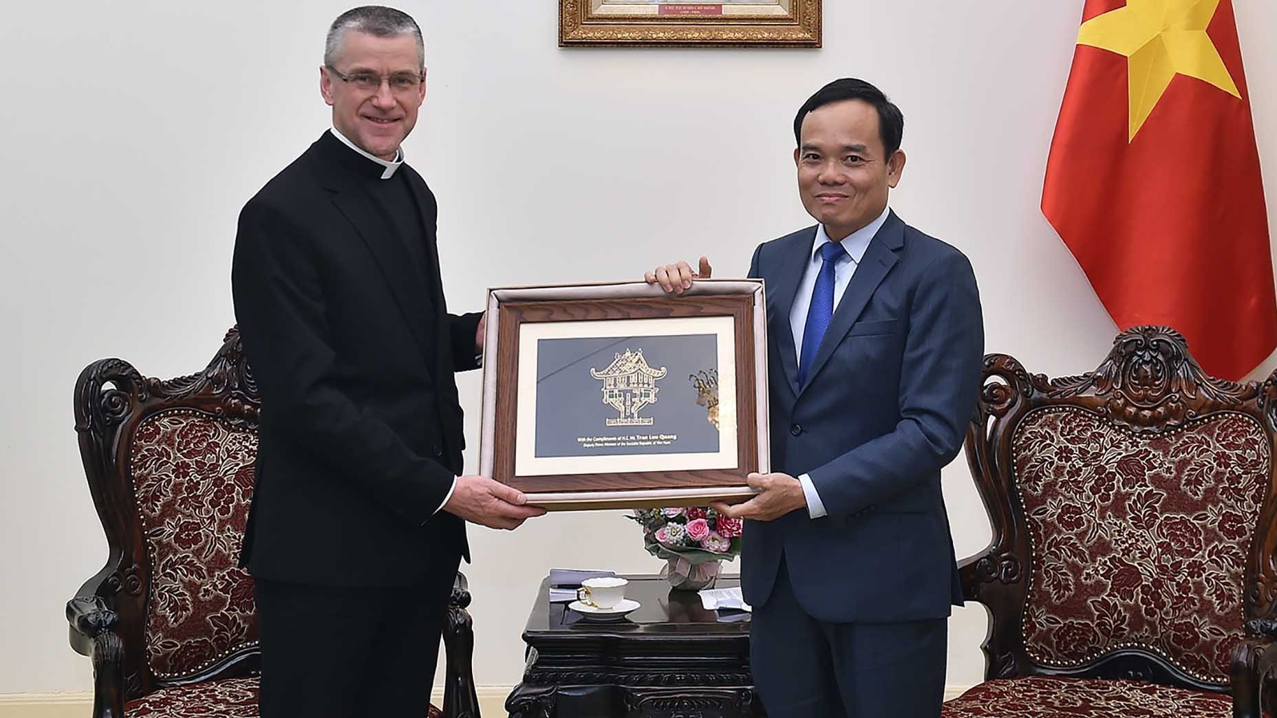 Phó Thủ tướng Trần Lưu Quang tiếp Thứ trưởng Ngoại giao Tòa thánh Vatican