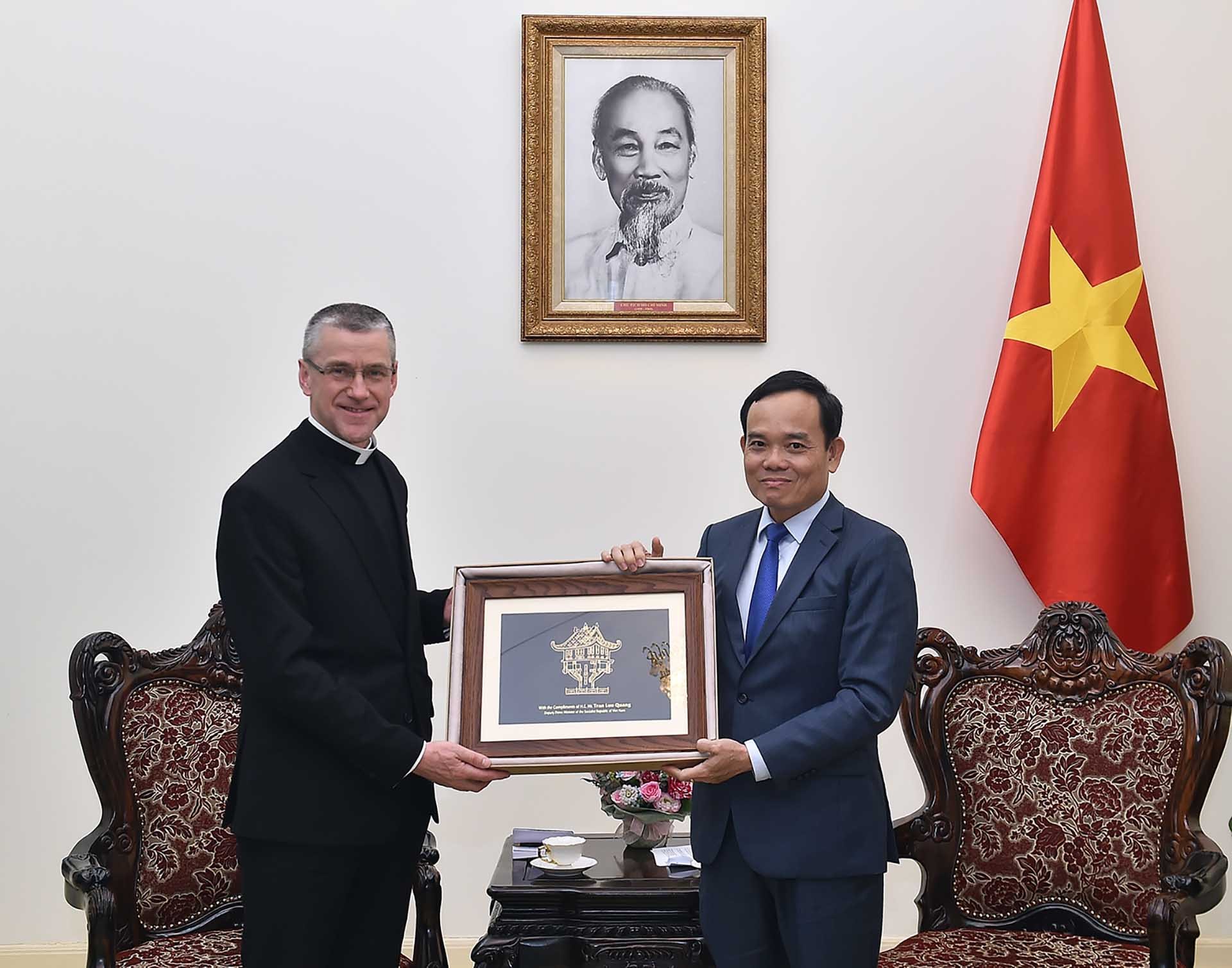 Phó Thủ tướng Trần Lưu Quang và Thứ trưởng Ngoại giao Tòa thánh Vatican, Đức ông Miroslaw Wachowski. (Nguồn: VGP) 