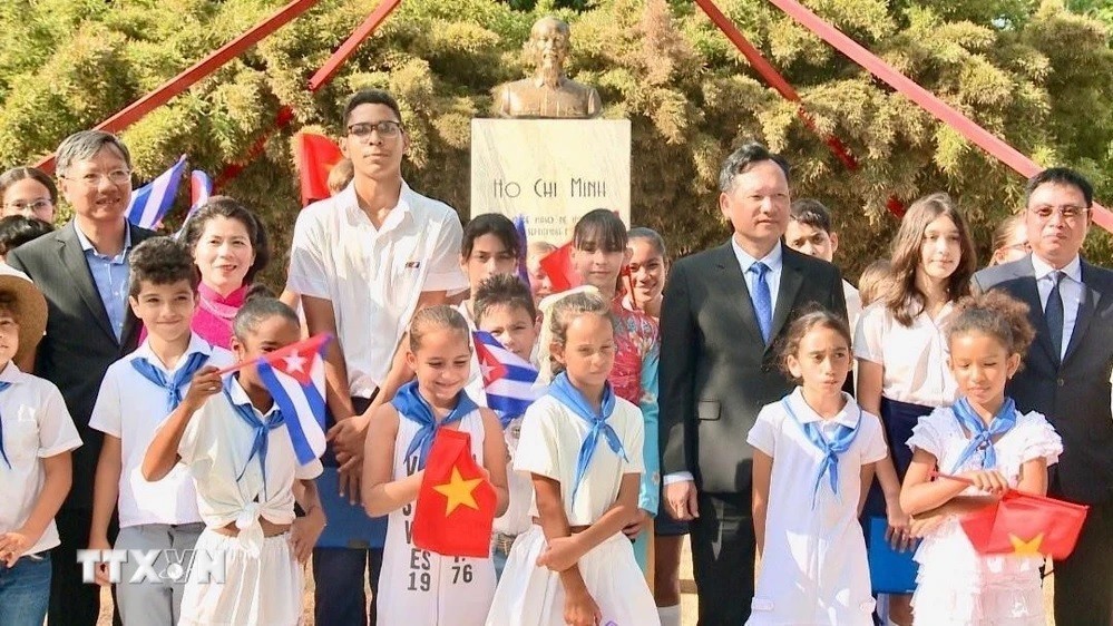 Lễ đặt hoa tại công viên Chủ tịch Hồ Chí Minh ở thủ đô Havana, Cuba