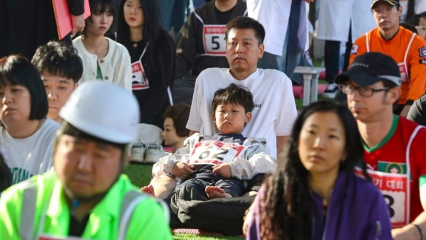 Hàng nghìn người tham gia cuộc thi ngồi yên ở Hàn Quốc