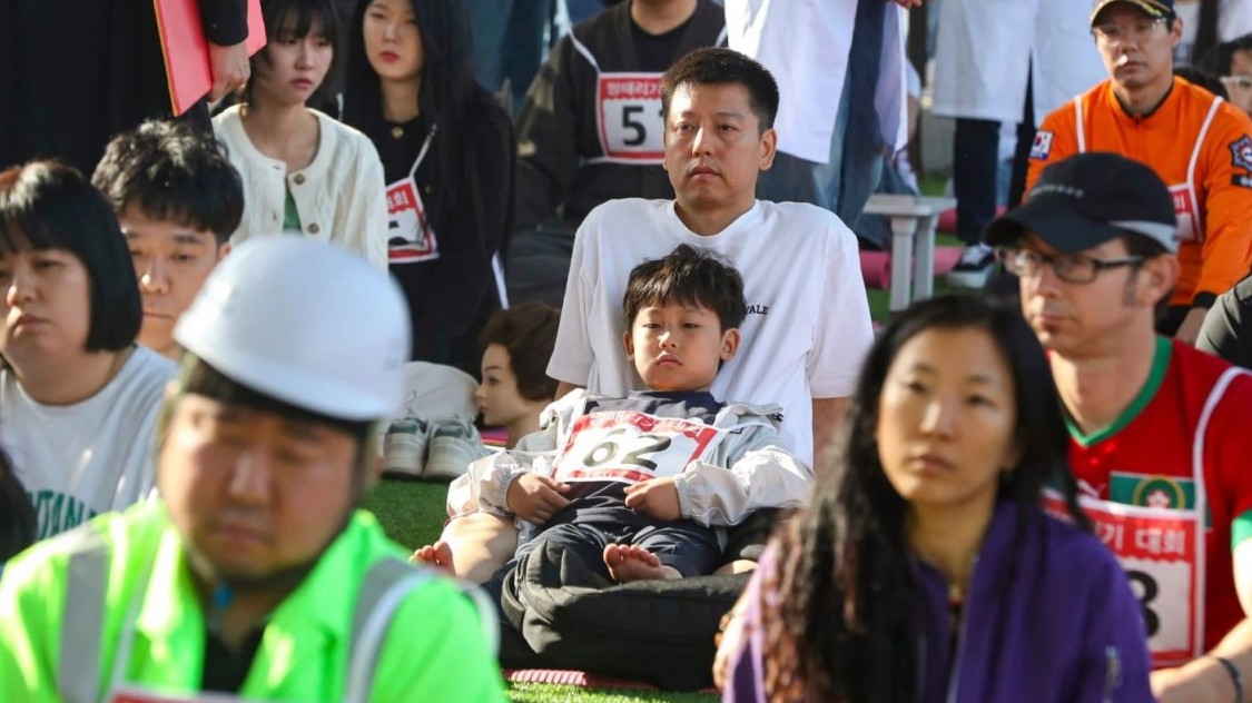 Hàng nghìn người tham gia cuộc thi ngồi yên ở Hàn Quốc