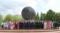 Cộng đồng người Việt tại Nga dâng hoa tưởng nhớ Chủ tịch Hồ Chí Minh