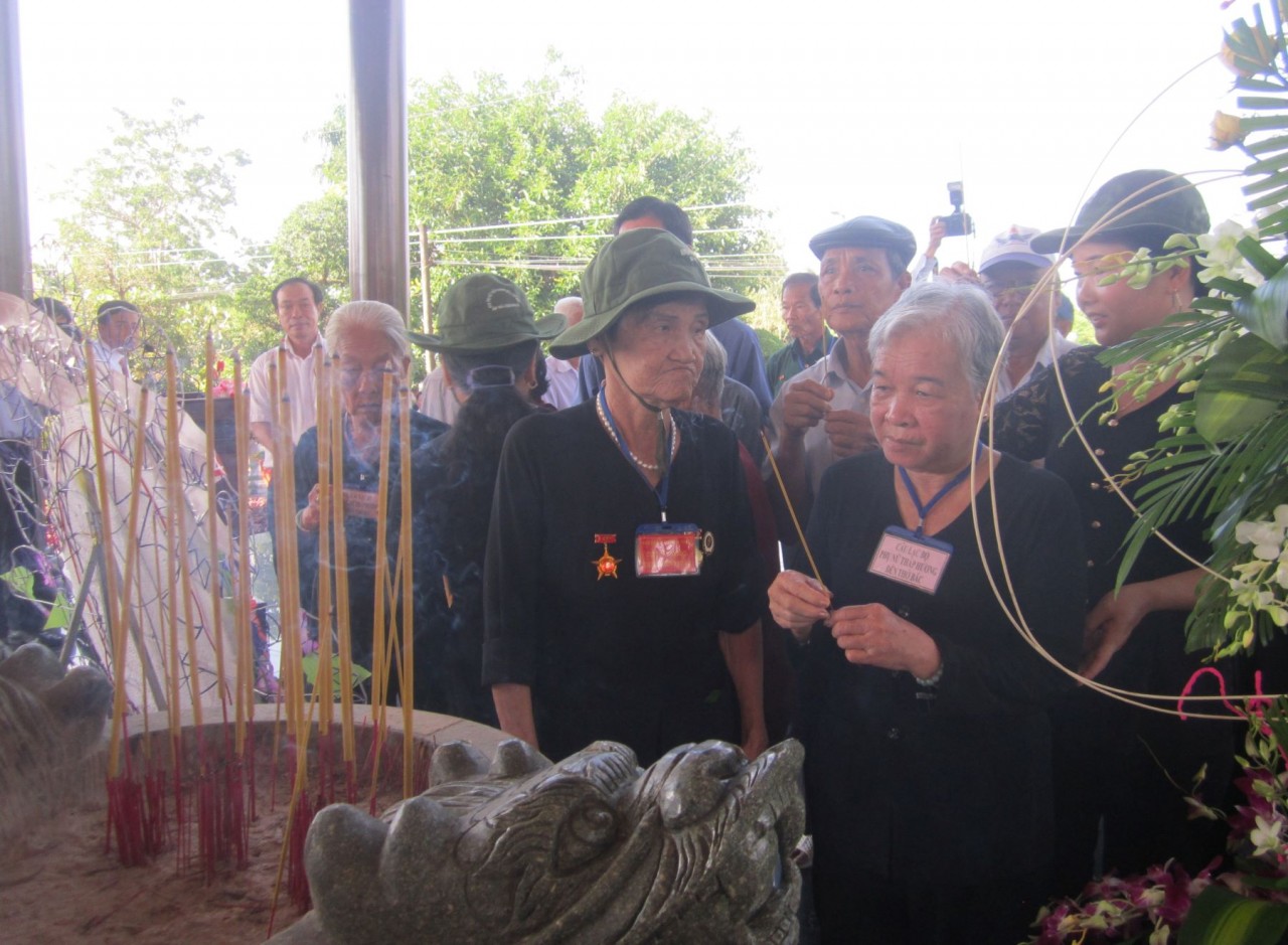 Hàng năm, tại đền thờ Bác Hồ, người dân địa phương tổ chức các hoạt động kỷ niệm nhân ngày sinh của Bác (19/5) và thành kính dâng hương lên Chủ tịch Hồ Chí Minh. Ảnh DSCN 4848 JPG: Hội CCB tỉnh Bạc Liêu. (Ảnh: Phương Nghi)