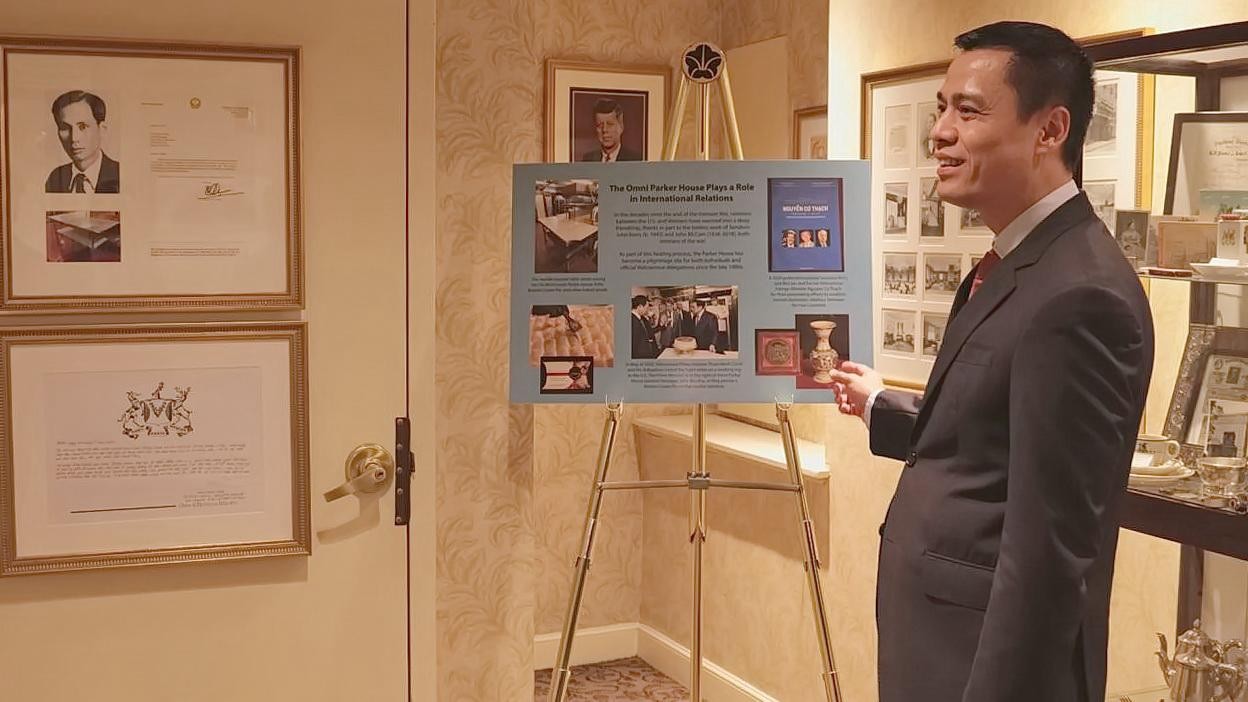 Đại sứ Đặng Hoàng Giang xem một số tư liệu về Chủ tịch Hồ Chí Minh và  Việt Nam trưng bày tại sảnh khách sạn.