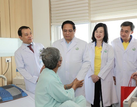 Trước khi bắt đầu chương trình, Thủ tướng Chính phủ Phạm Minh Chính đã đến thăm, tặng quà, trò chuyện với các bệnh nhân ghép gan, ghép thận và ghép tim tại Trung tâm Ghép tạng, Bệnh viện Việt Đức.