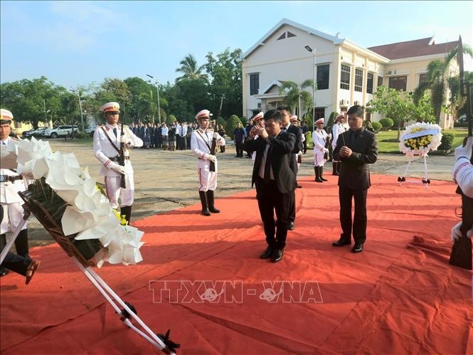 Đại biểu Việt Nam dâng hương tưởng niệm các liệt sĩ đã anh dũng hi sinh vì nghĩa vụ quốc tế cao cả. Ảnh: TTXVN phát