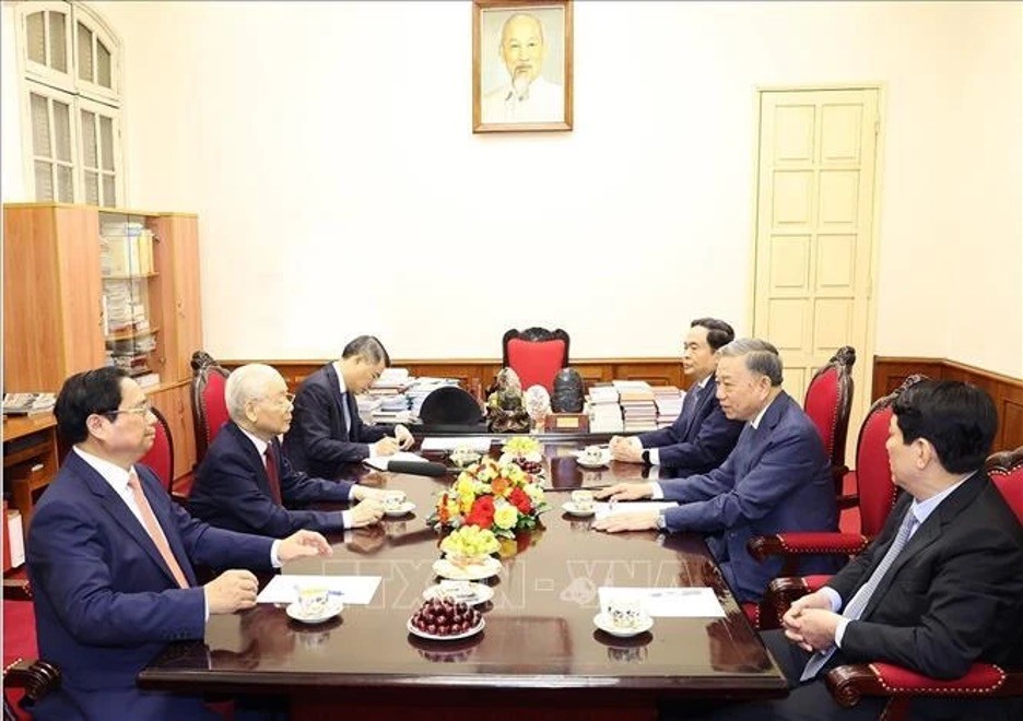 Party General Secretary Nguyen Phu Trong has a working session with key leaders on May 18. (Photo: VNA)