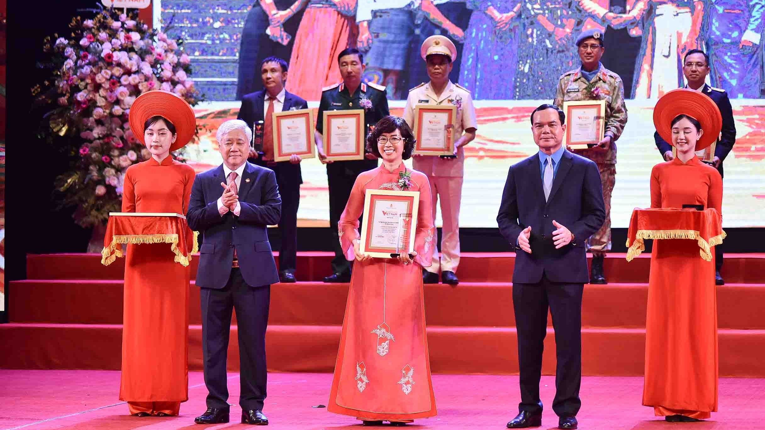 Vinh quang Việt Nam vinh danh Vụ Ngoại giao Văn hóa và UNESCO vì những đóng góp trong xây dựng, phát triển đất nước
