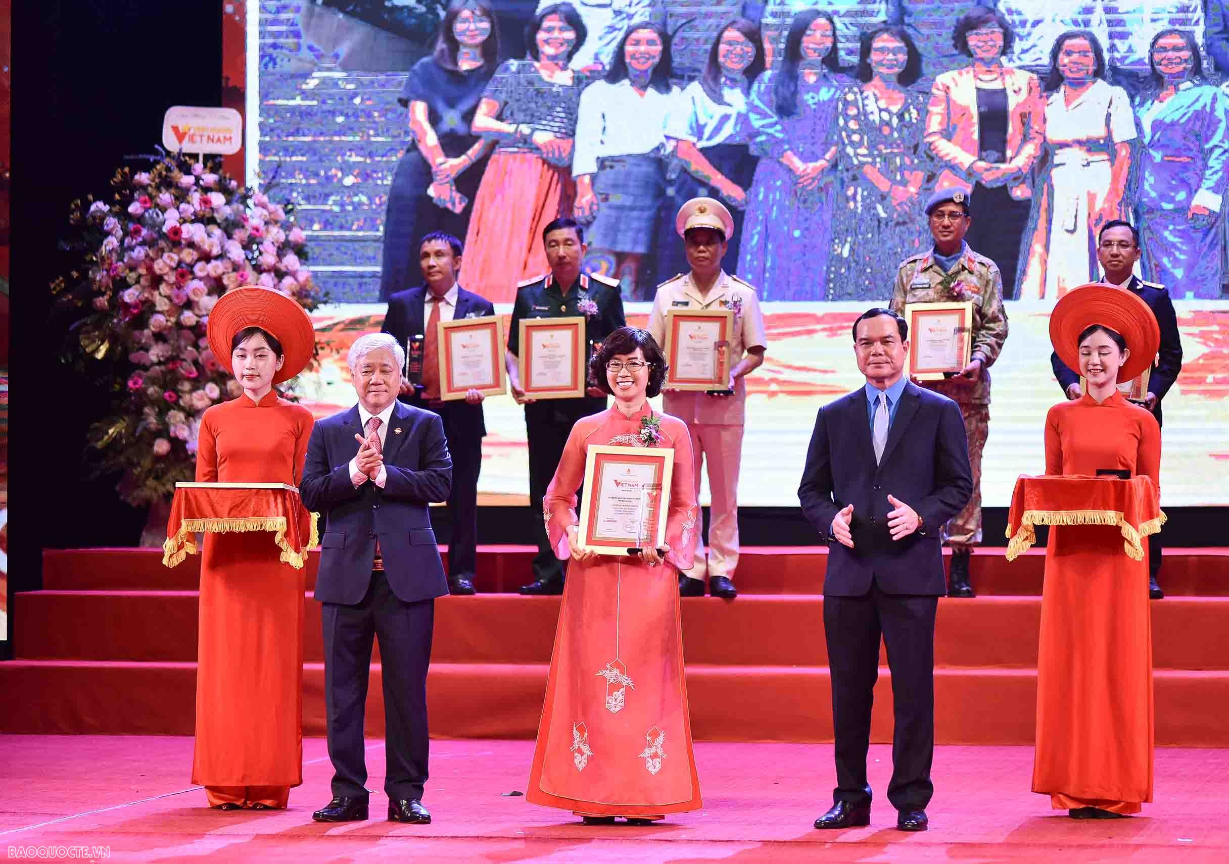 Vụ Ngoại giao Văn hóa và UNESCO được vinh danh tại Chương trình Vinh quang Việt Nam