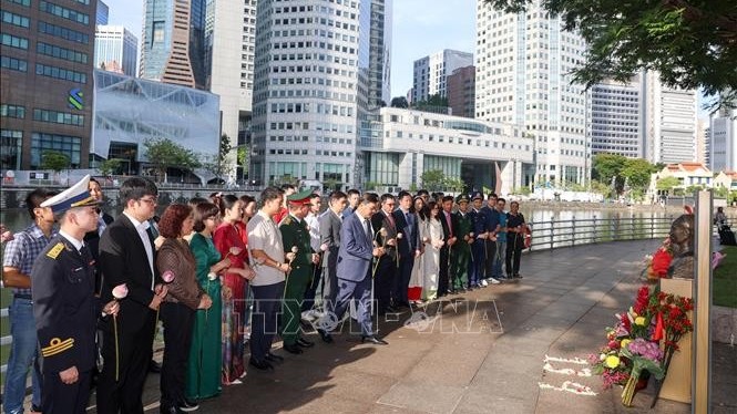 Người Việt tại Singapore thể hiện tình cảm với Bác