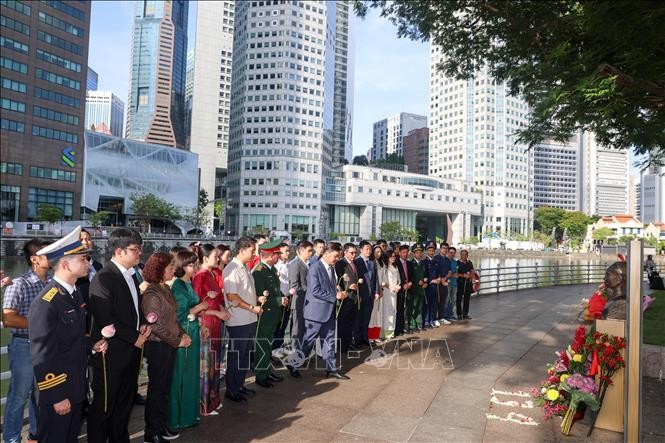 Người Việt tại Singapore thể hiện tình cảm với Bác