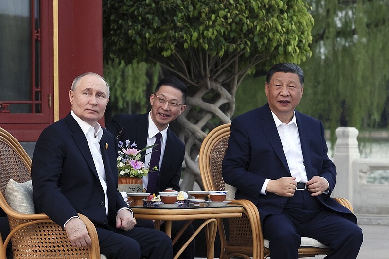 Tổng thống Nga Vladimir Putin và Chủ tịch Trung Quốc Tập Cận Bình lại cuộc gặp không chính thức ở thủ đô Bắc Kinh ngày 16/5/2024. (Nguồn: AP)