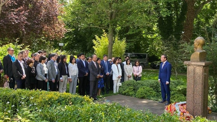 Cơ quan đại diện Việt Nam tại Pháp và Bỉ tổ chức hoạt động về nguồn nhân dịp kỷ niệm sinh nhật Bác