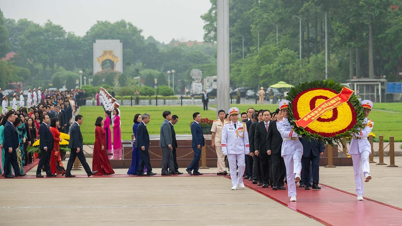 Lãnh đạo Đảng, Nhà nước và các đại biểu Quốc hội vào Lăng viếng Chủ tịch Hồ Chí Minh