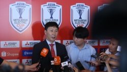 Hình ảnh HLV Kim Sang Sik tươi cười tại lễ bốc thăm chia bảng AFF Cup 2024