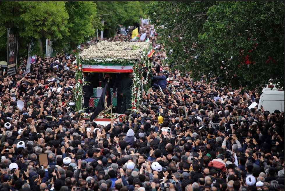 Người dân tụ tập để thương tiếc cái chết của cố Tổng thống Iran Ebrahim Raisi, tại Tehran, Iran ngày 20/5/2024. [Ảnh/Xinhua]