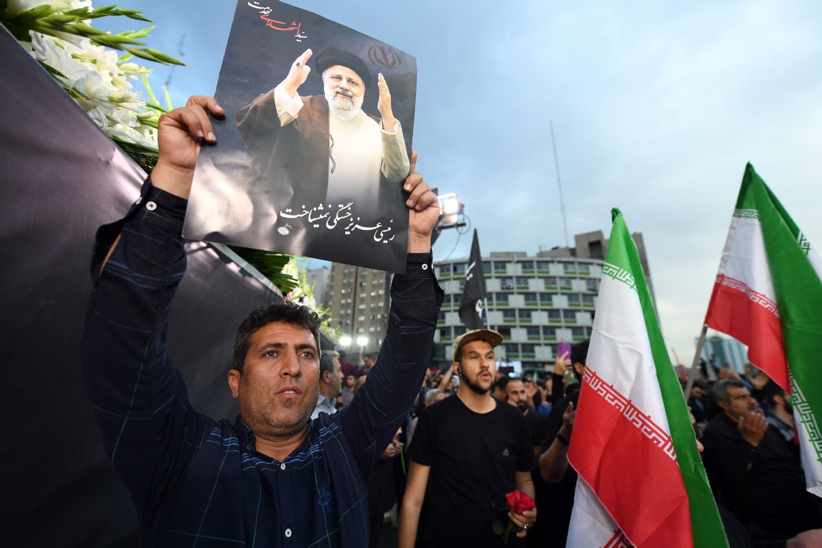 Người dân tụ tập để thương tiếc cái chết của cố Tổng thống Iran Ebrahim Raisi, tại Tehran, Iran ngày 20/5/2024. [Ảnh/Xinhua]