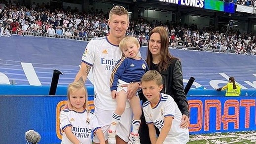 Cuộc sống bình dị của Toni Kroos bên vợ và 3 con nhỏ tại Tây Ban Nha