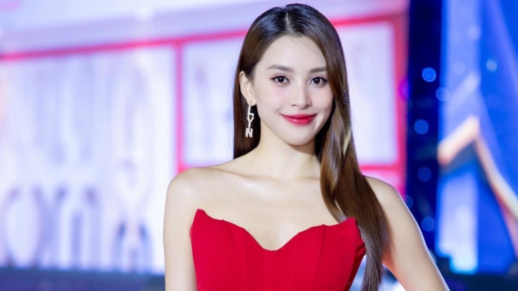Hoa hậu Trần Tiểu Vy khoe vai trần gợi cảm