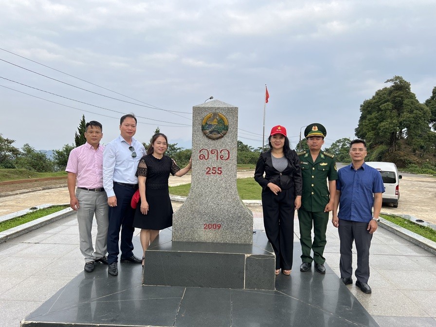 Đoàn công tác Công đoàn Bộ Ngoại giao thăm Đồn Biên phòng Cửa khẩu Lóng Sập