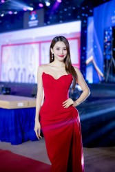 Hoa hậu Trần Tiểu Vy khoe vai trần gợi cảm