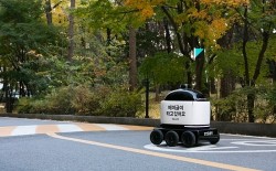 Robot giao hàng sắp phổ biến trên đường phố Hàn Quốc
