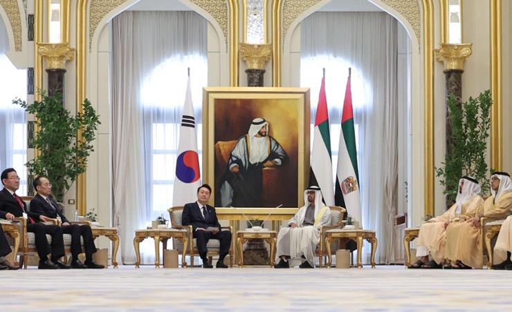 Tổng thống Hàn Quốc Yoon Suk Yeol hội đàm với Tổng thống UAE Mohamed bin Zayed Al Nahyan at the Qasr Al Watan presidential palace in Abu Dhabi, ngày 15/1/2023. (Nguồn: Yonhap)