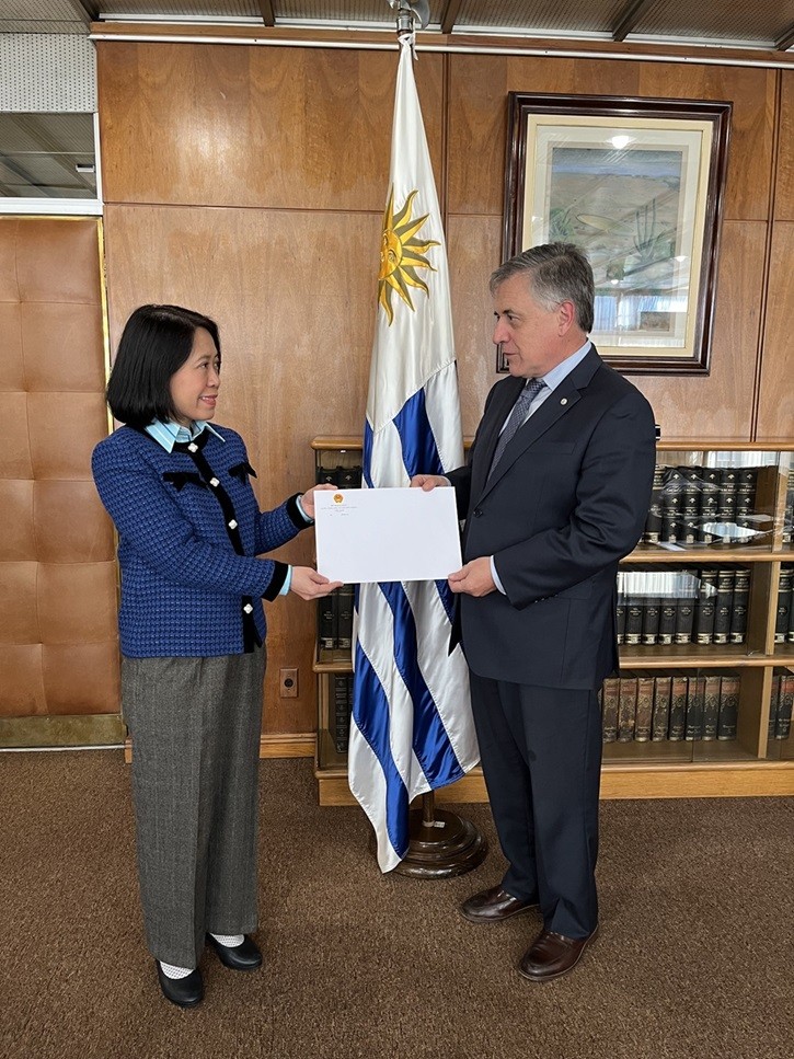 ại sứ Việt Nam tại Argentina kiêm nhiệm Uruguay Ngô Minh Nguyệt trình bản sao Thư ủy nhiệm