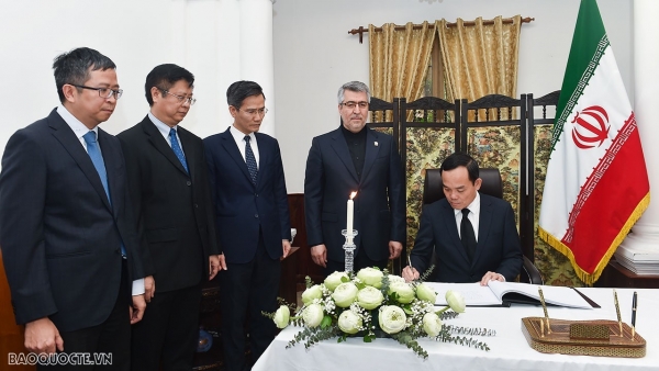 Deputy PM Tran Luu Quang pays homage to late Iranian President at Embassy in Hanoi