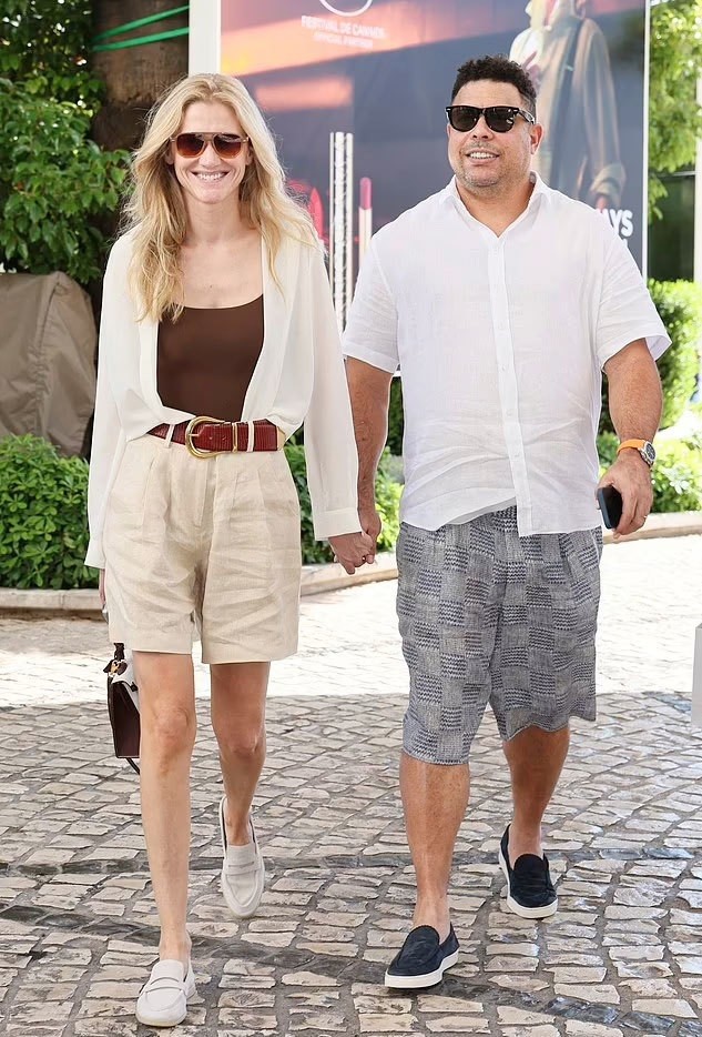 Cựu tiền đạo Ronaldo và vợ có mặt tại Cannes, miền Nam nước Pháp, nơi đang diễn ra Liên hoan phim (LHP) Cannes 2024. Bà xã huyền thoại Brazil tham dự một sự kiện của thương hiệu thuộc LHP Cannes.
