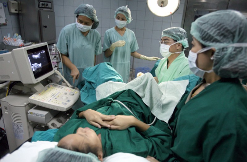 Nhân viên y tế thực hiện điều trị sinh sản tại phòng khám IVF ở Bangkok. Thụ tinh trong ống nghiệm là loại công nghệ hỗ trợ sinh sản phổ biến nhất được sử dụng trong điều trị sinh sản. Ảnh: AFP