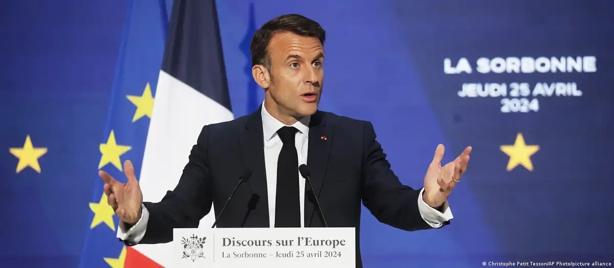 Tổng thống Pháp Emmanuel Macron phát biểu tại Sorbonne, ngày 25/4/2024, cảnh báo châu Âu sẽ tụt lại phía sau. (Nguồn: AP)