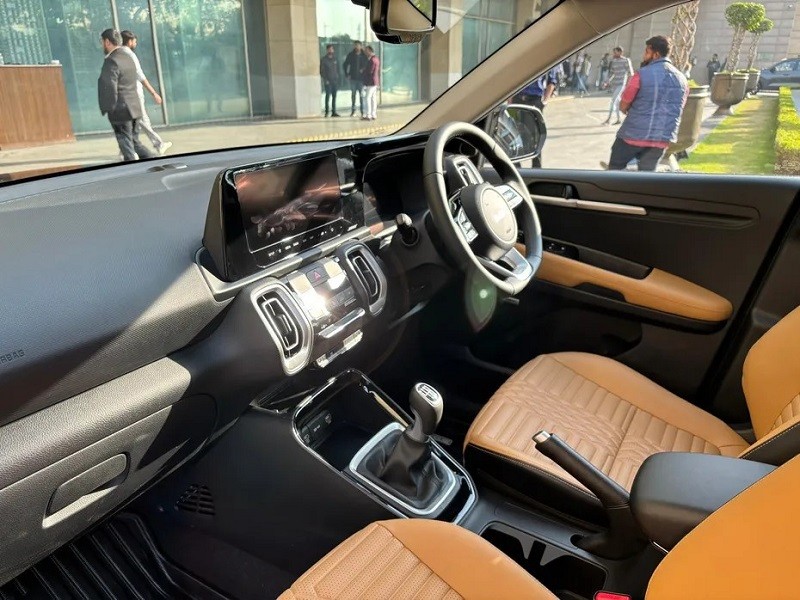Kia Sonet facelift 2024 bán tại thị trường Ấn Độ nên có tay lái nghịch