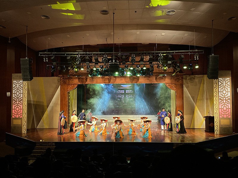 Buổi biểu diễn của các liền anh, liền chị tại nhà hát quan họ Bắc Ninh