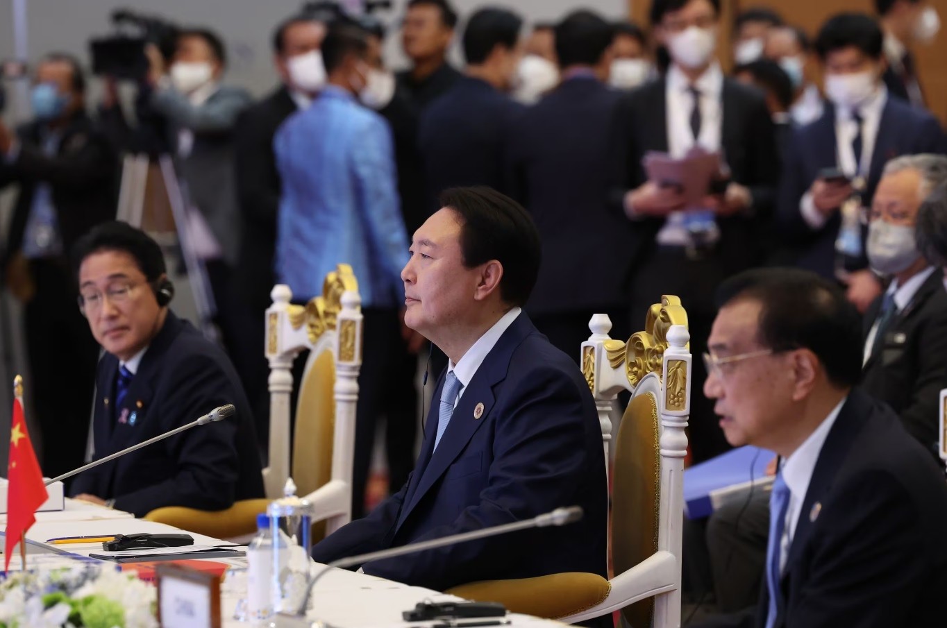 Thủ tướng Nhật Bản Fumio Kishida, Tổng thống Hàn Quốc Yoon Suk-yeol và Thủ tướng Trung Quốc lúc bấy giờ là Lý Khắc Cường tham dự Hội nghị thượng đỉnh ASEAN+3 tại Phnom Penh, Campuchia vào tháng 11 năm 2022./News1