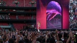 Show Taylor Swift ở Lisbon rơi vào hỗn loạn khi người hâm mộ 'xé rào'