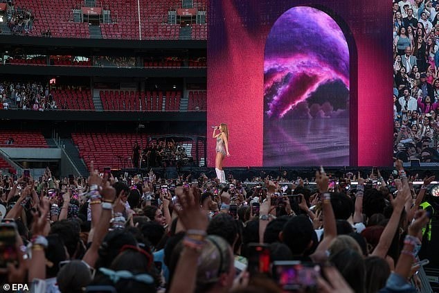 Show Taylor Swift ở Lisbon rơi vào hỗn loạn khi người hâm mộ 'xé rào'