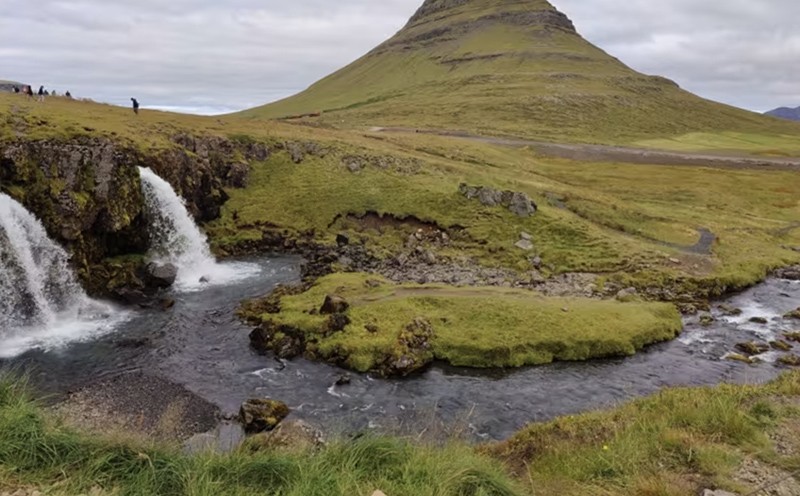 Iceland là nơi nghỉ dưỡng phổ biến cho du khách tìm kiếm khí hậu mát mẻ và phong cảnh ngoạn mục.