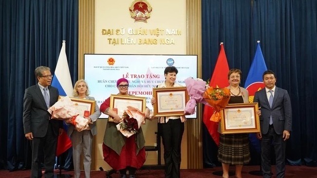 Trao tặng huân, huy chương Hữu nghị cho các thành viên Hội Hữu nghị Nga - Việt