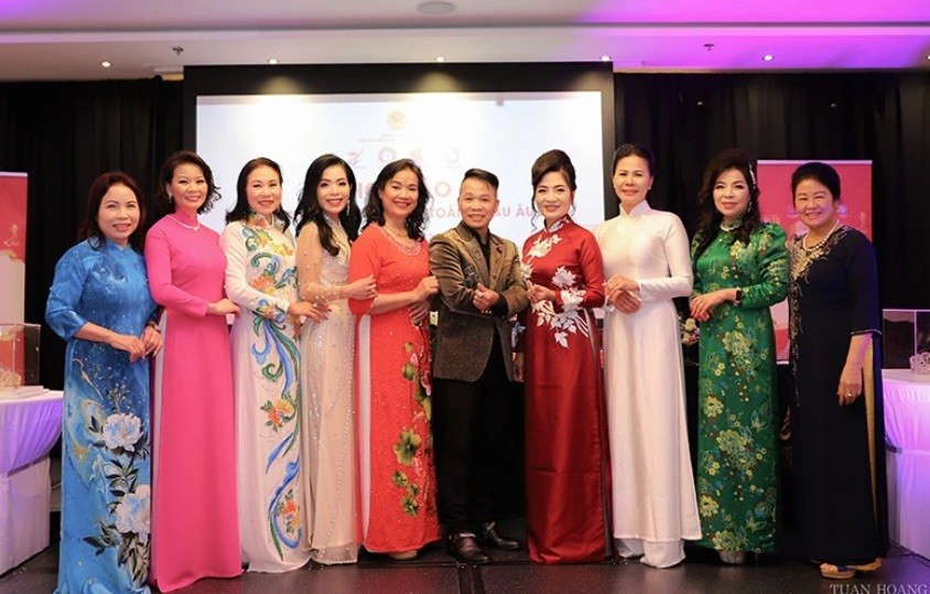 Ông Phạm Gia Hậu – Chủ tịch Hội Văn hóa Nghệ thuật Việt Nam tại Cộng hòa Séc chụp ảnh kỷ niệm cùng các thí sinh tham dự Cuộc thi Hoa hậu Áo dài Phu nhân toàn châu Âu lần 3 năm 2024