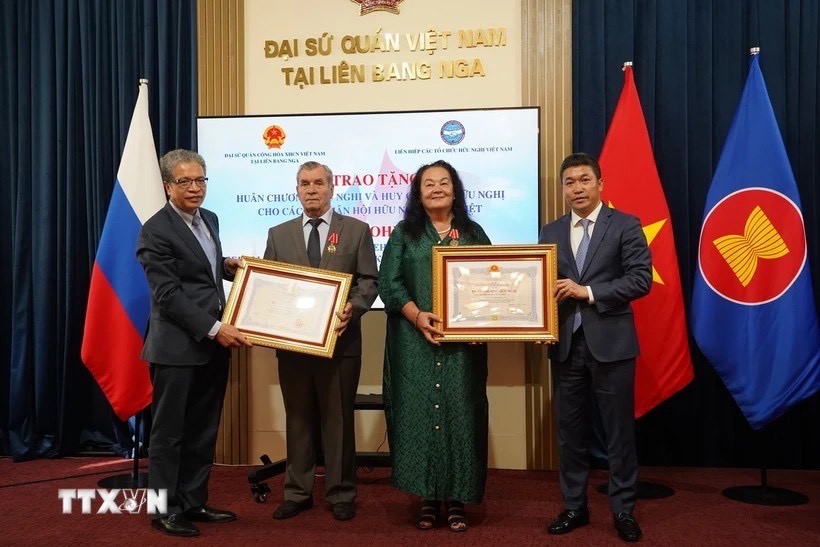 Đại sứ Đặng Minh Khôi và Chủ tịch Liên hiệp các tổ chức hữu nghị Việt Nam Phan Anh Sơn trao những huy chương cao quý. (Duy Trinh/PV TTXVN tại LB Nga)