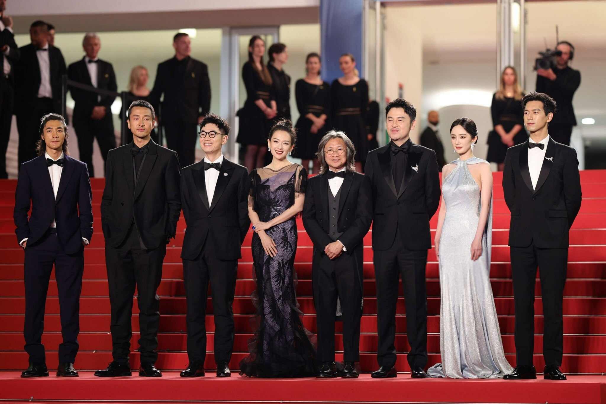 Đoàn phim Tương viên lộng trên thảm đỏ LHP Cannes. Ảnh: Weibo