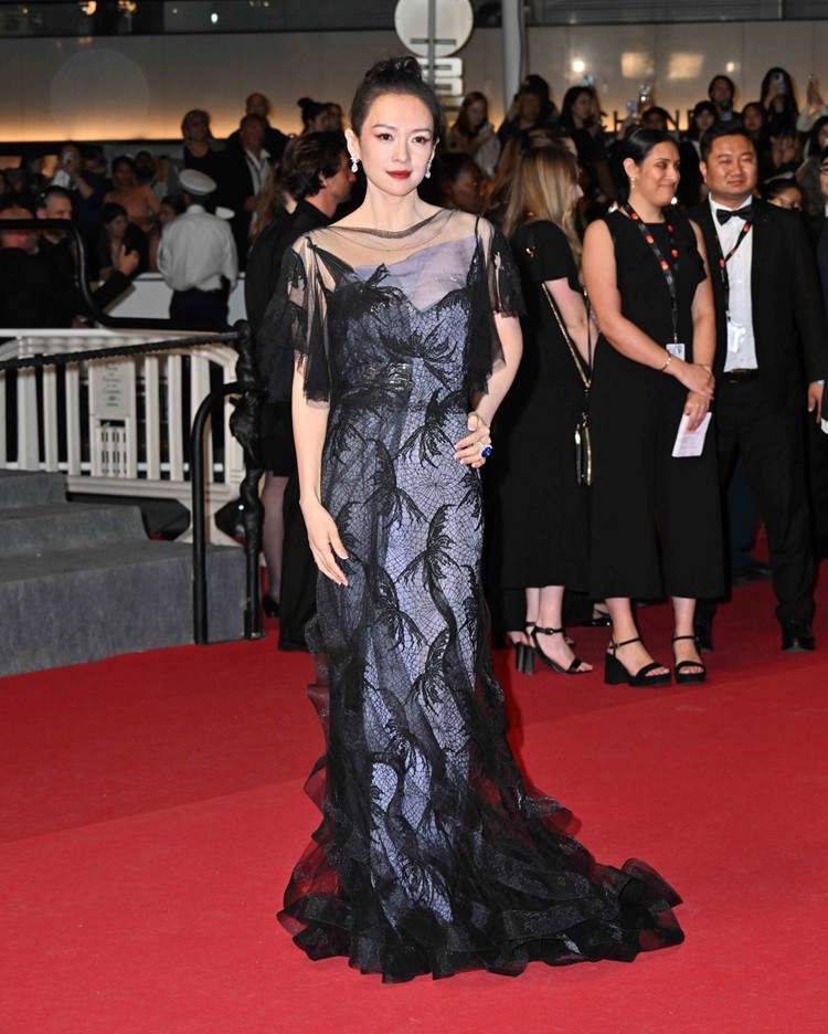 Chương Tử Di rạng rỡ trên thảm đỏ LHP Cannes 2024, 'chiếm sóng' mạng xã hội Trung Quốc